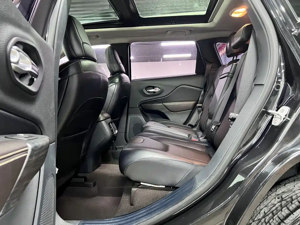 Jeep Cherokee — миниатюра 8