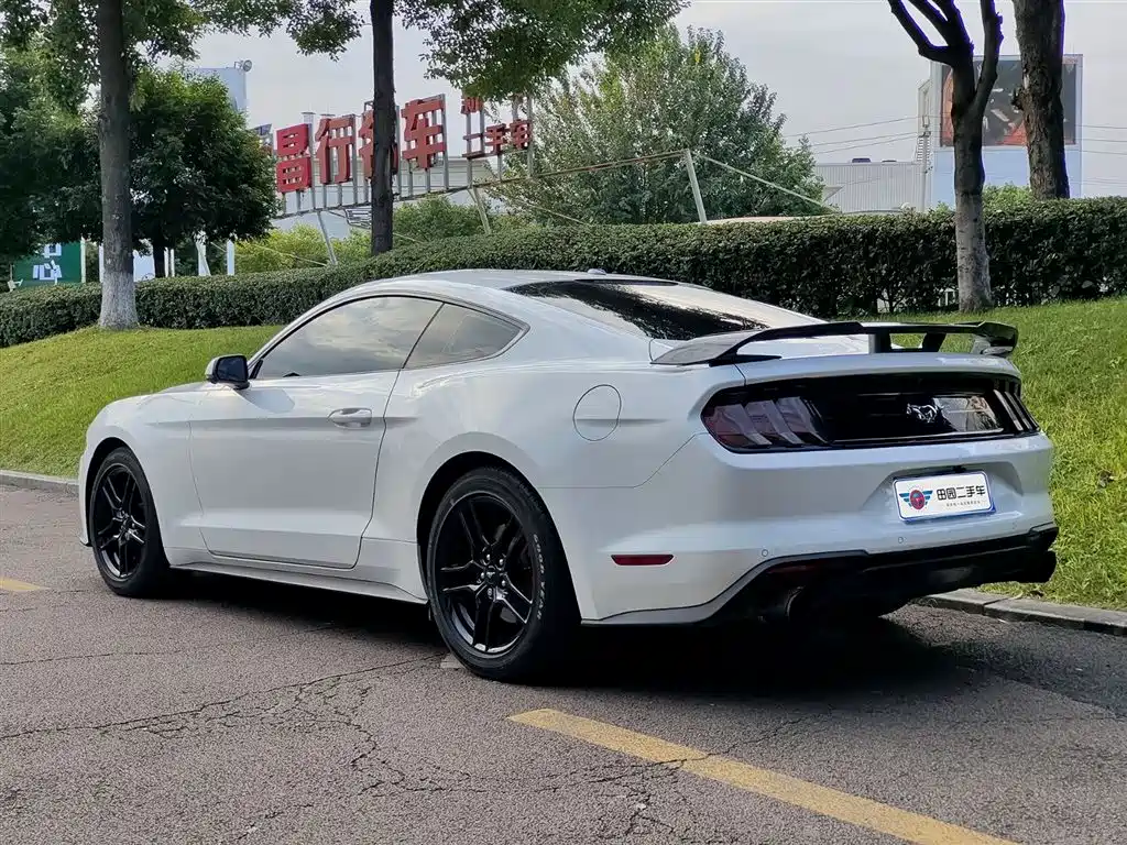 FORD MUSTANG