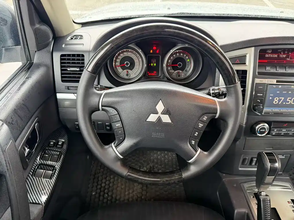 MITSUBISHI PAJERO