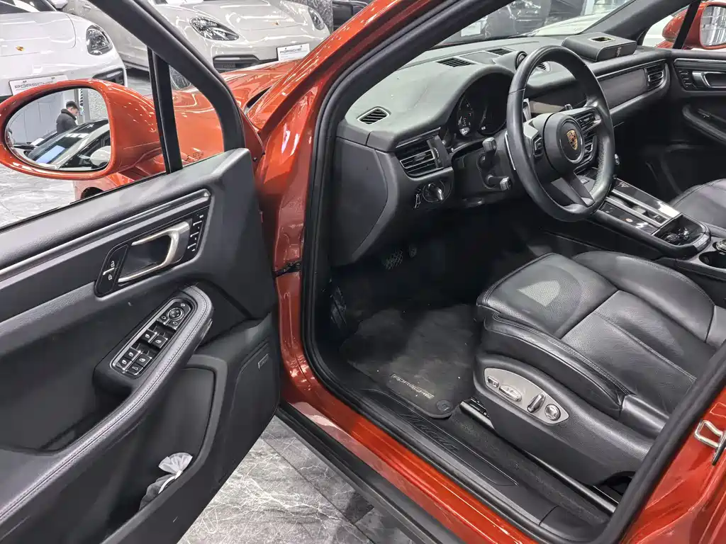 PORSCHE MACAN