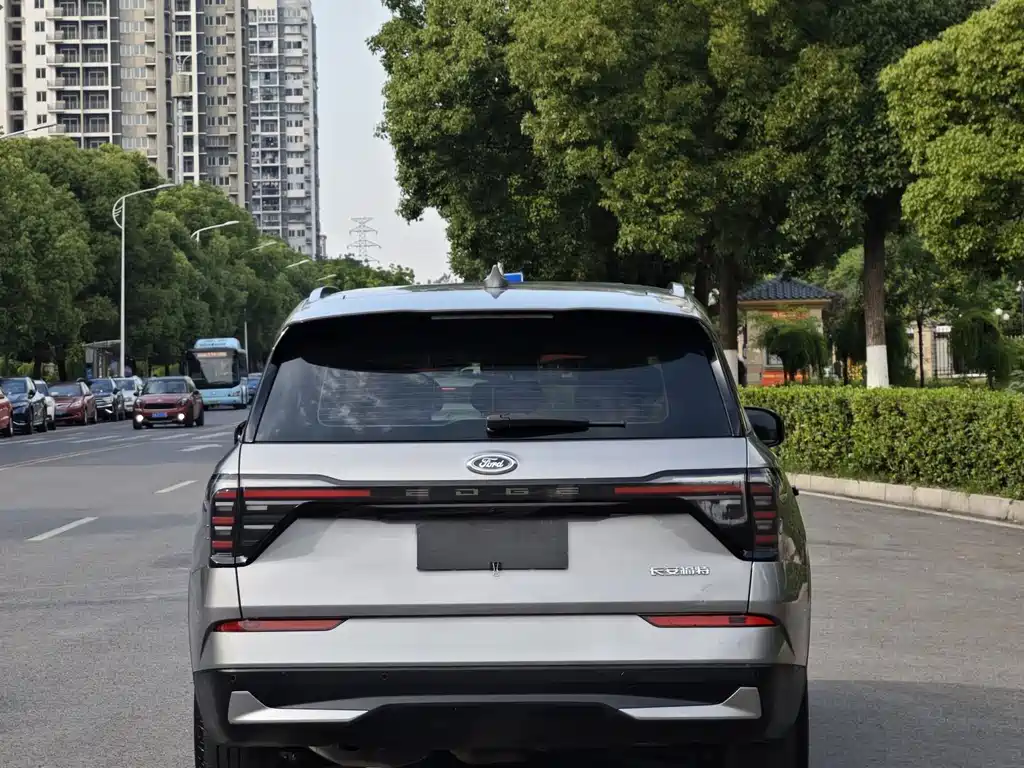 Ford Edge 2023 L 2.0T EcoBoost мест Luxury