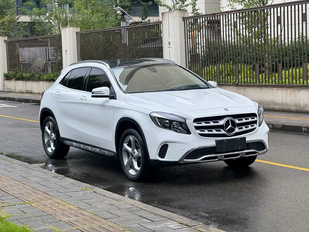 MERCEDES-BENZ GLA