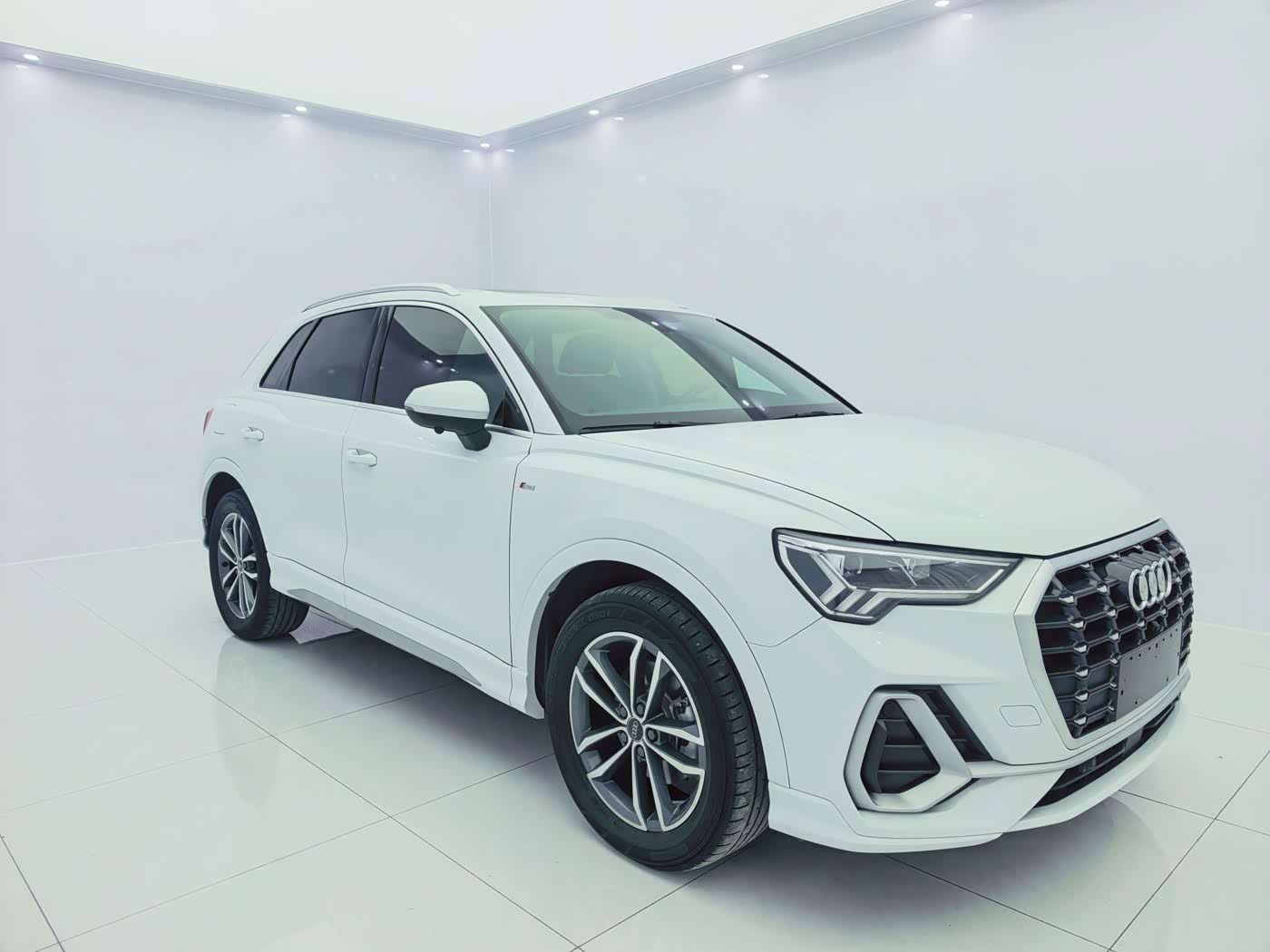 Audi Q3 1.4 л 2023 г. Белый, пробег 39000 км