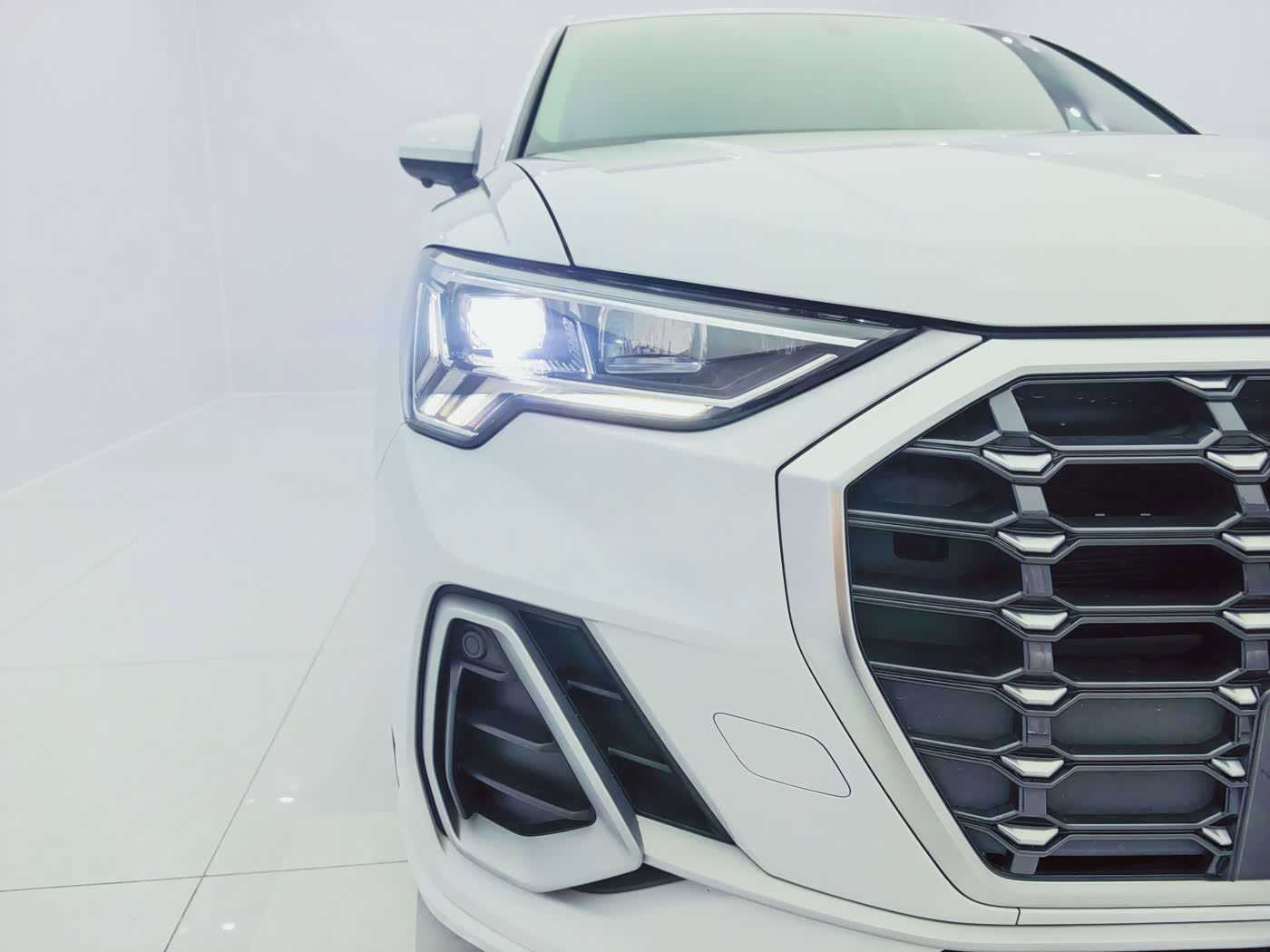 Audi Q3 1.4 л 2023 г. Белый, пробег 39000 км