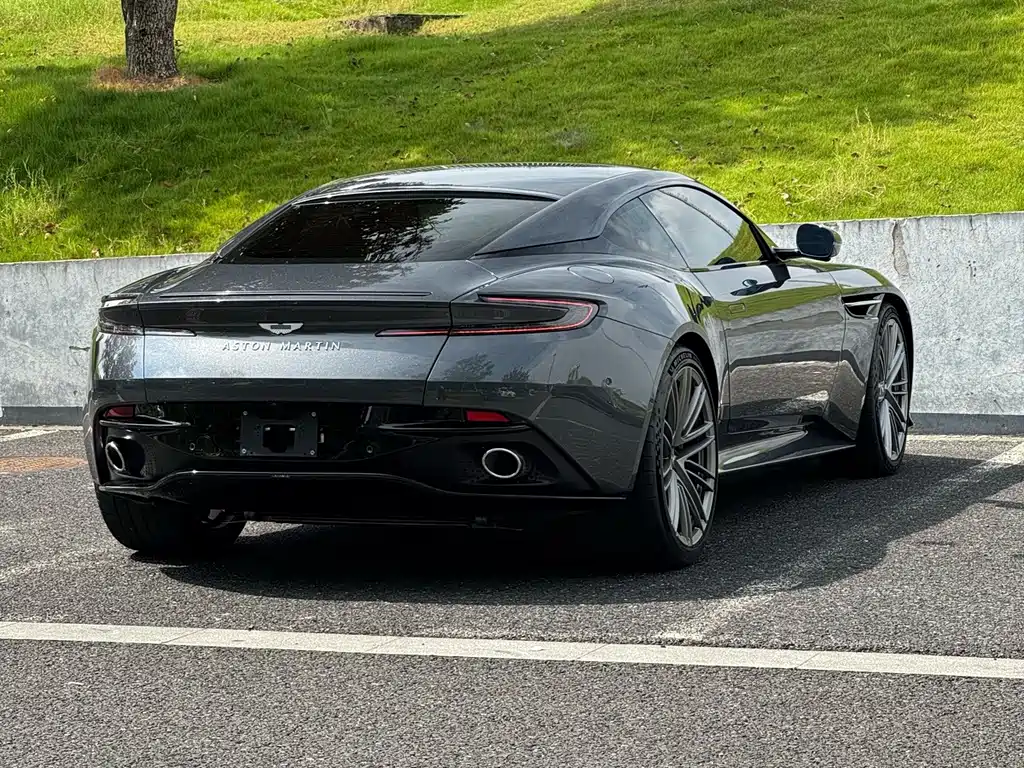 Aston Martin DB12 — миниатюра 12