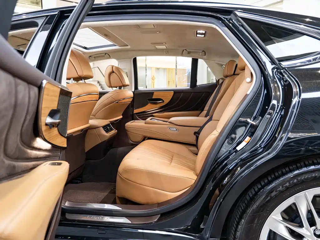 Lexus LS — миниатюра 10