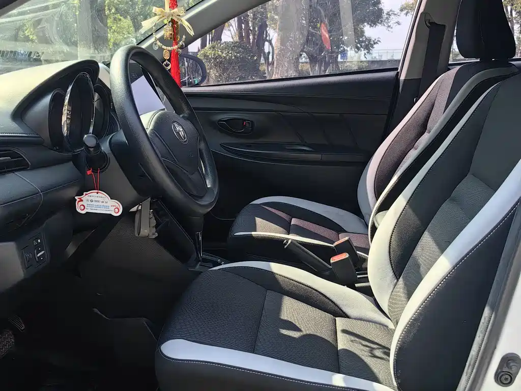 Toyota Yaris L — миниатюра 4
