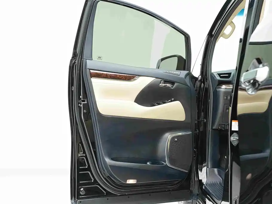 Toyota Alphard — миниатюра 16