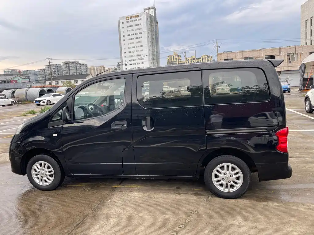 Nissan NV200 — миниатюра 8