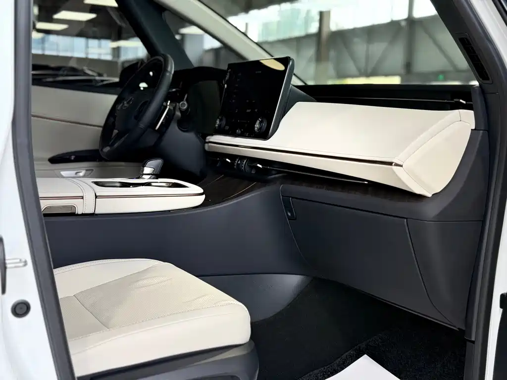 Lexus LM — миниатюра 13