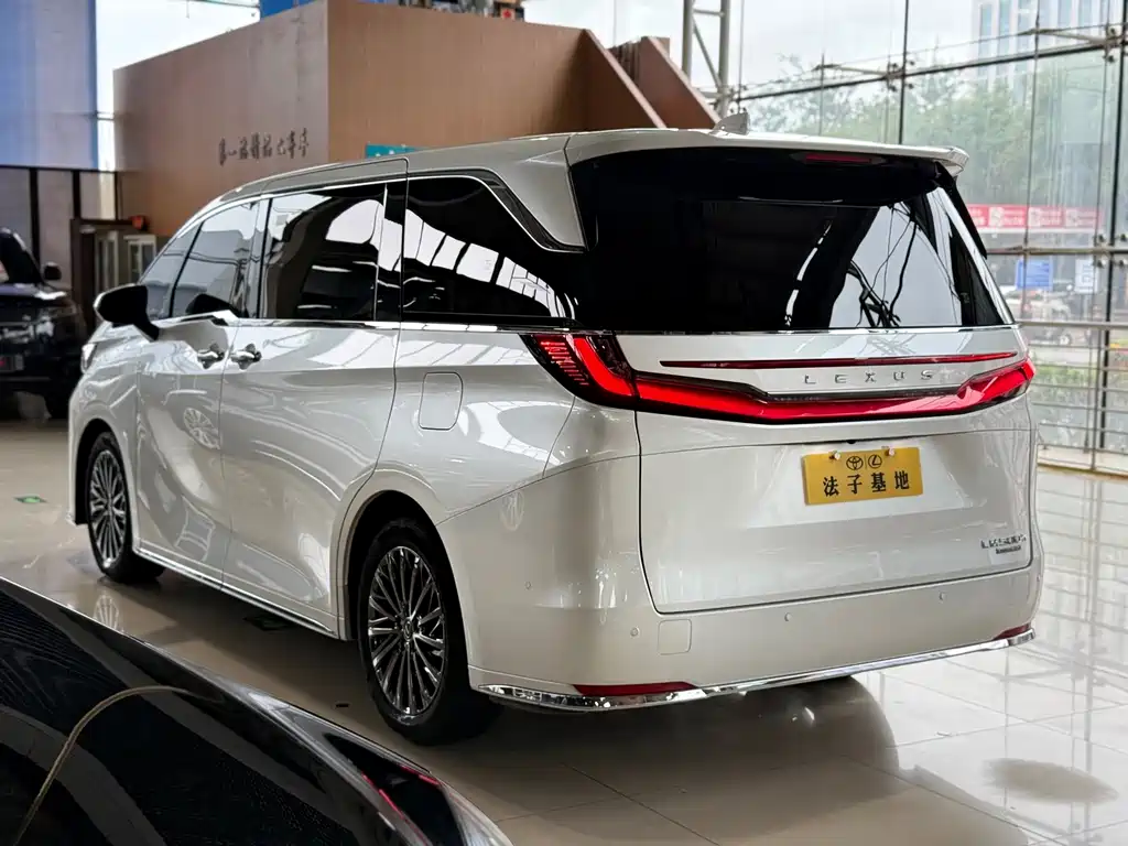 Lexus LM — миниатюра 22