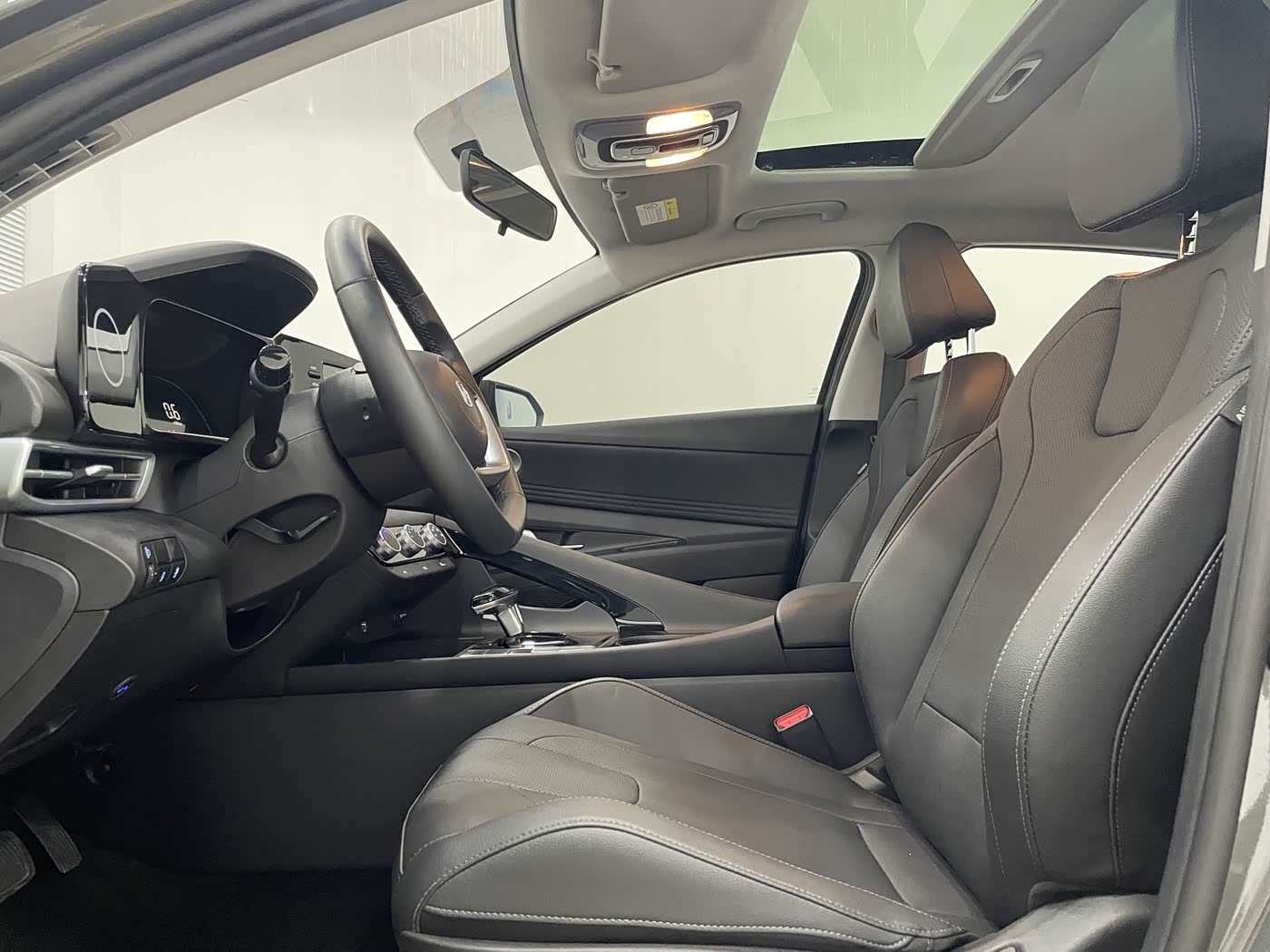 Hyundai Elantra 1.5 л 2024 г. Серебристо-серый, пробег 14800 км