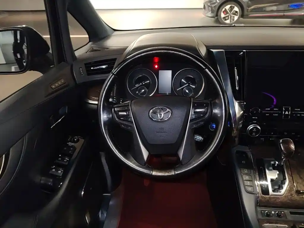 Toyota Alphard — миниатюра 15