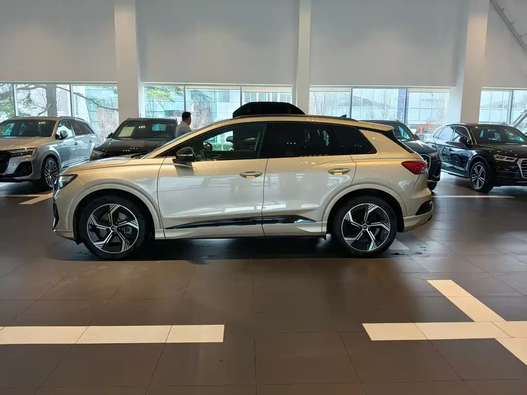AUDI Q4 E TRON