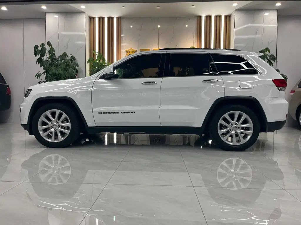Jeep Grand Cherokee (Import) — миниатюра 3