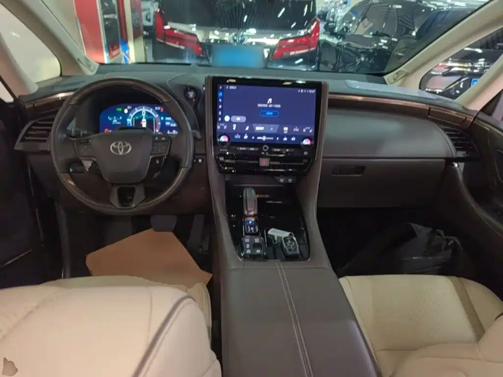 Toyota Alphard — миниатюра 10
