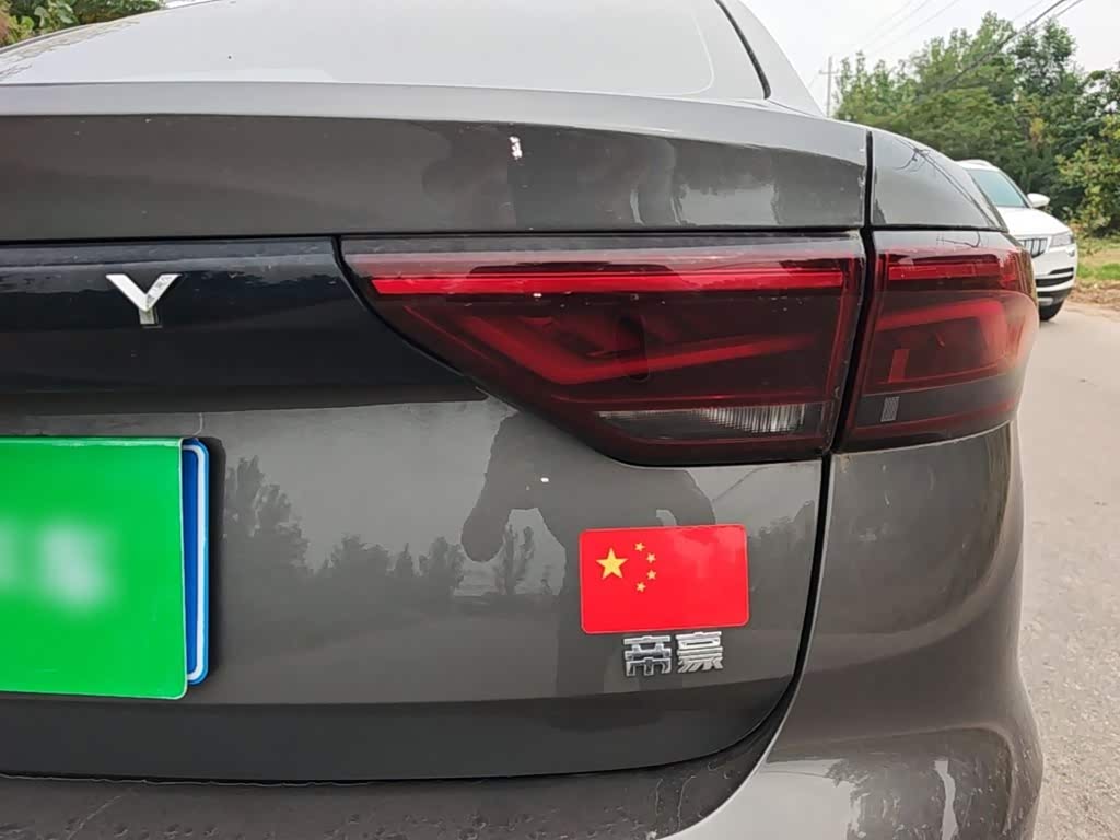 Geely Emgrand 1.5 л 2024 г. Серебристо-серый, пробег 5800 км