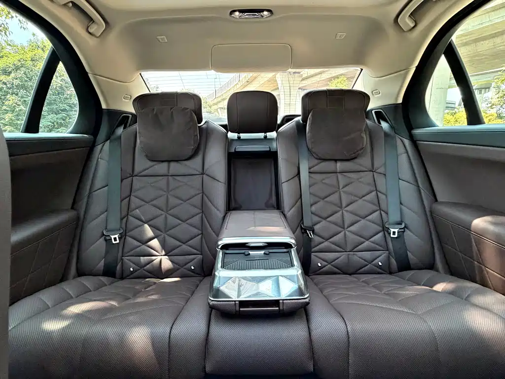 BMW 7 Series — миниатюра 14