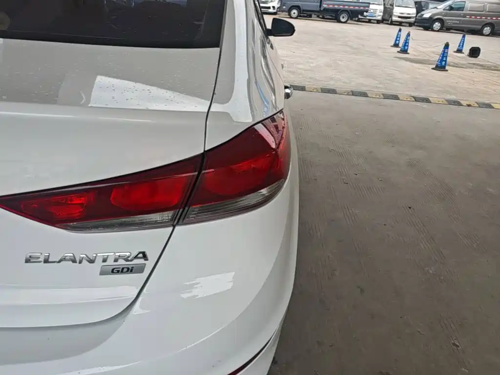 Hyundai Elantra — миниатюра 8