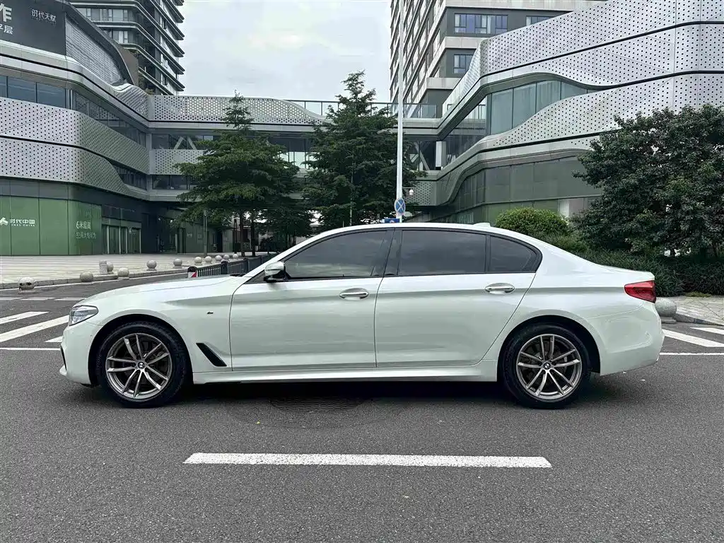 BMW 5 Series — миниатюра 10