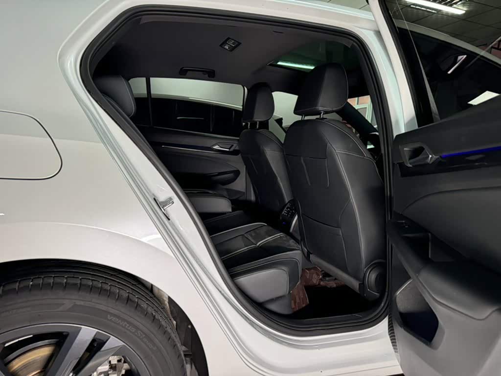 Volkswagen Golf 1.4 л 2023 г. Белый, пробег 29200 км