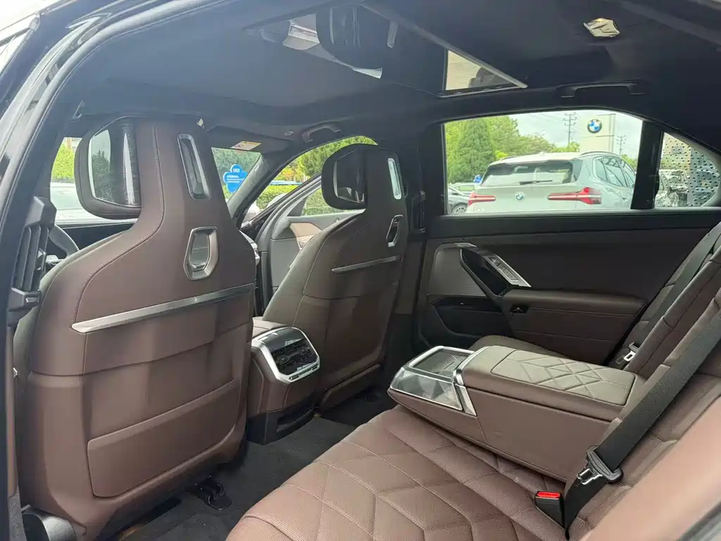 BMW 7 Series — миниатюра 8