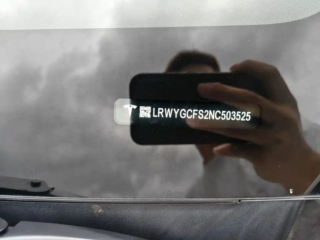 Tesla Model Y — миниатюра 12