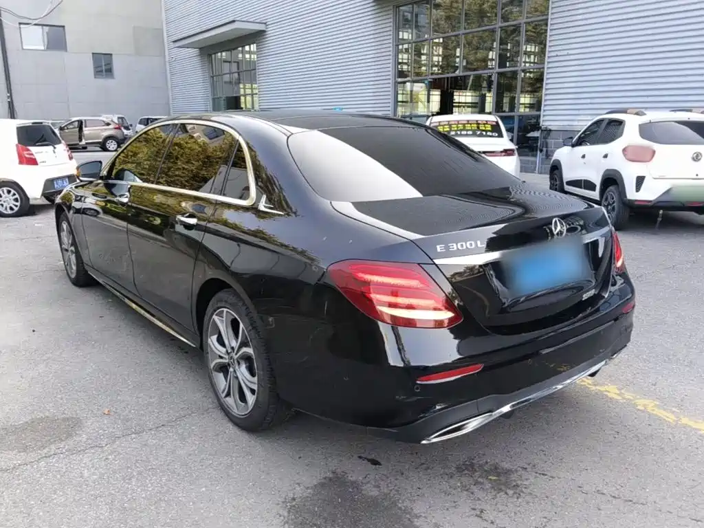 Mercedes-Benz E-Class — миниатюра 5