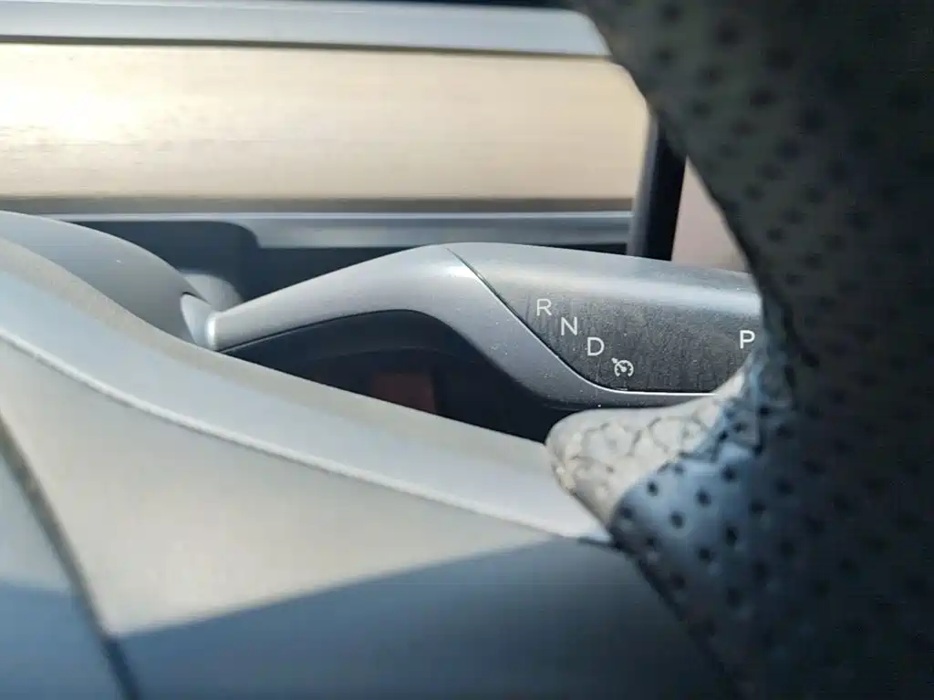 Tesla Model Y — миниатюра 19
