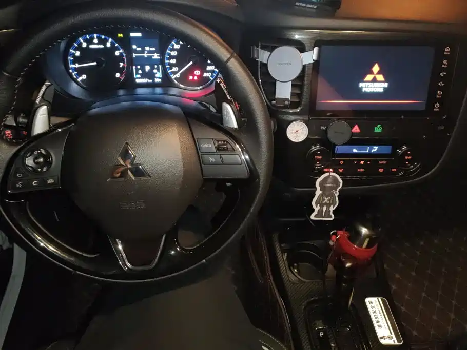Mitsubishi Outlander — миниатюра 12