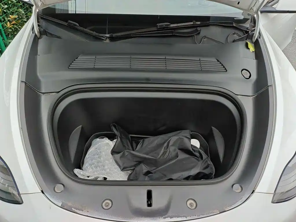Tesla Model Y — миниатюра 17