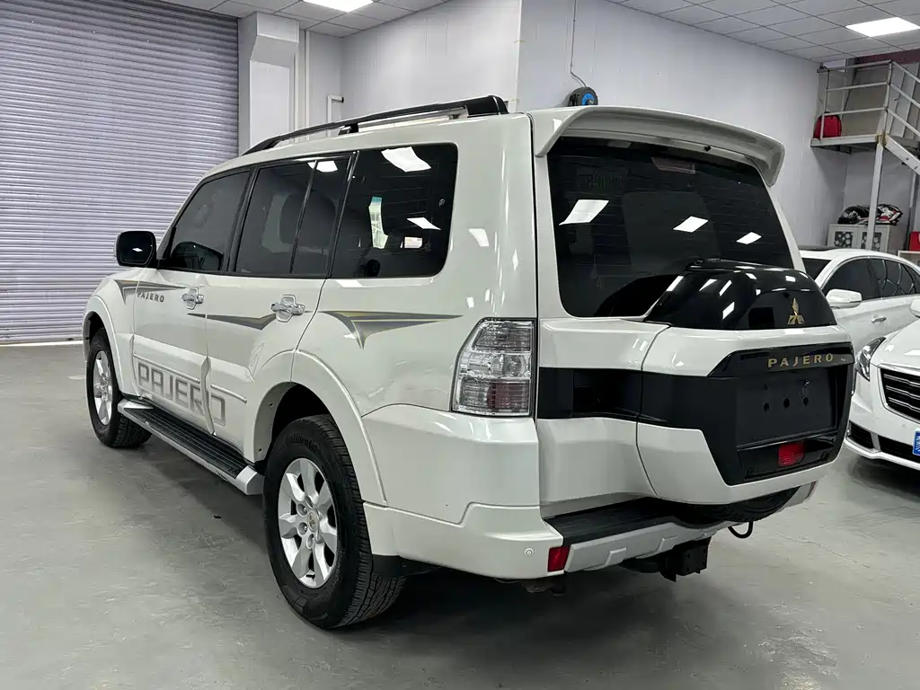 MITSUBISHI PAJERO
