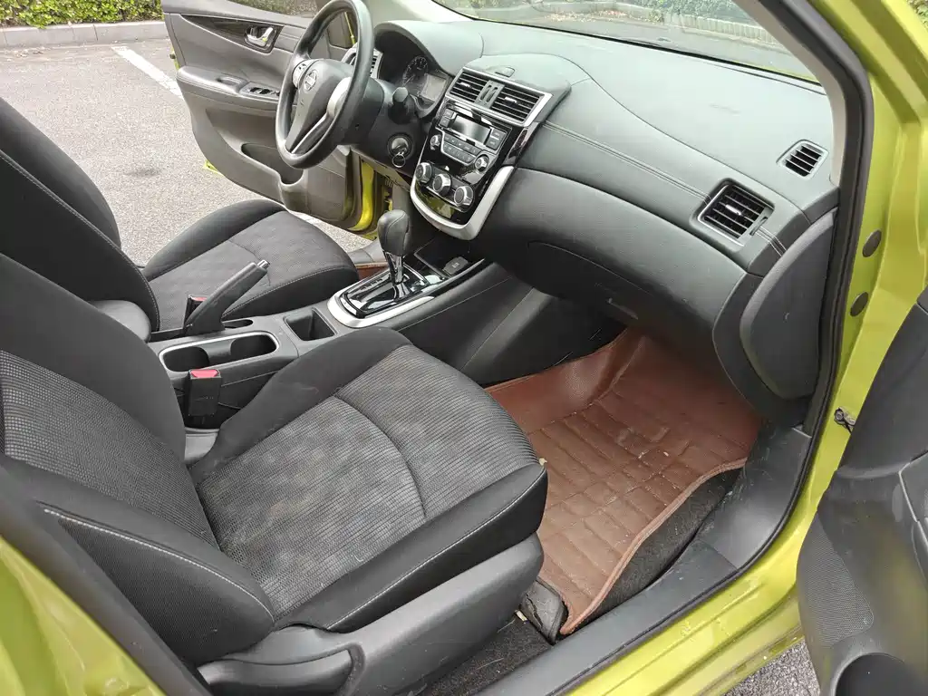 Nissan Tiida — миниатюра 8