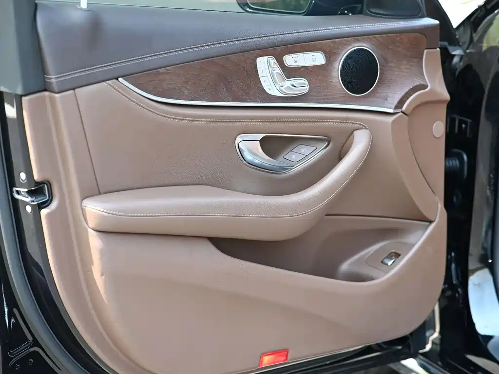 Mercedes-Benz E-Class — миниатюра 10
