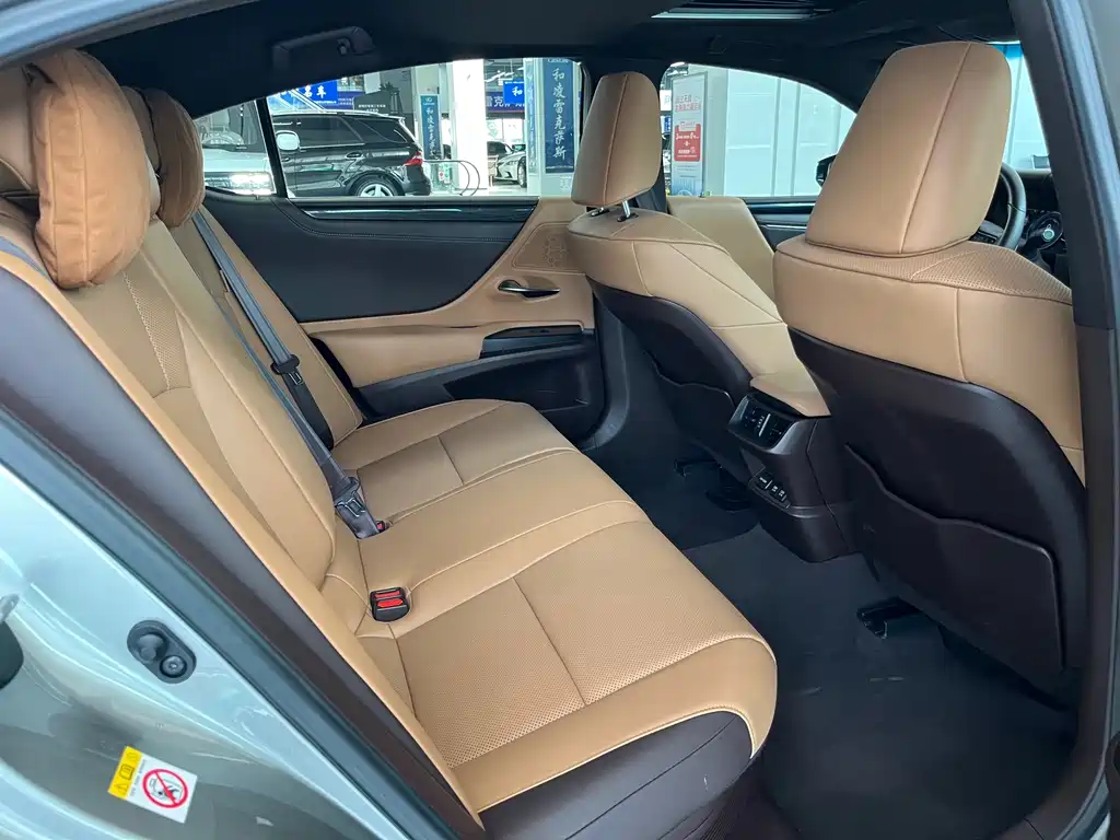 Lexus ES — миниатюра 12