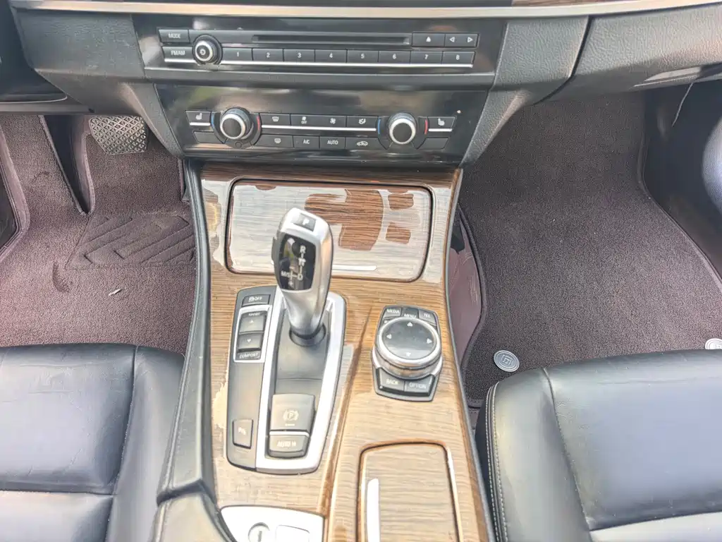 BMW 5 Series — миниатюра 13
