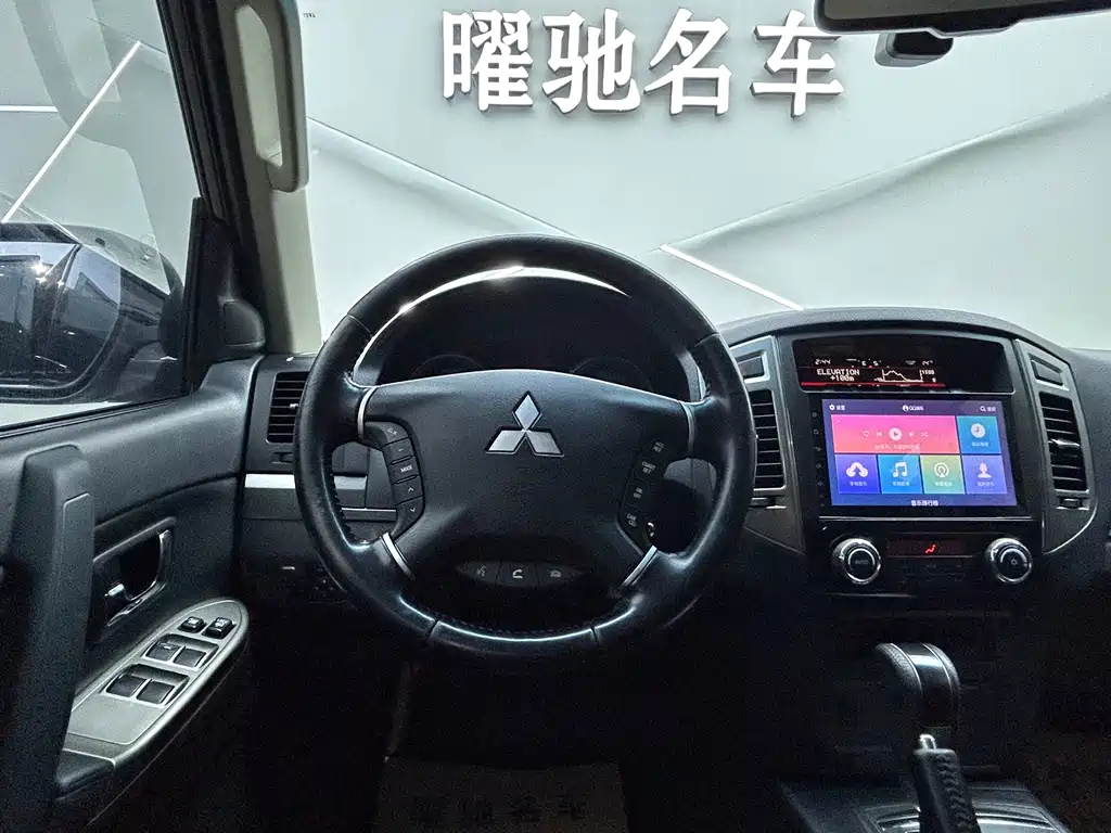 MITSUBISHI PAJERO