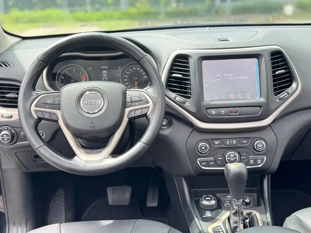 Jeep Cherokee — миниатюра 13