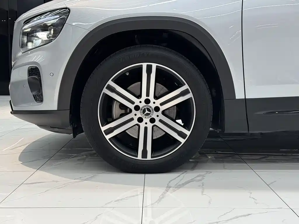 Mercedes-Benz GLB — миниатюра 11