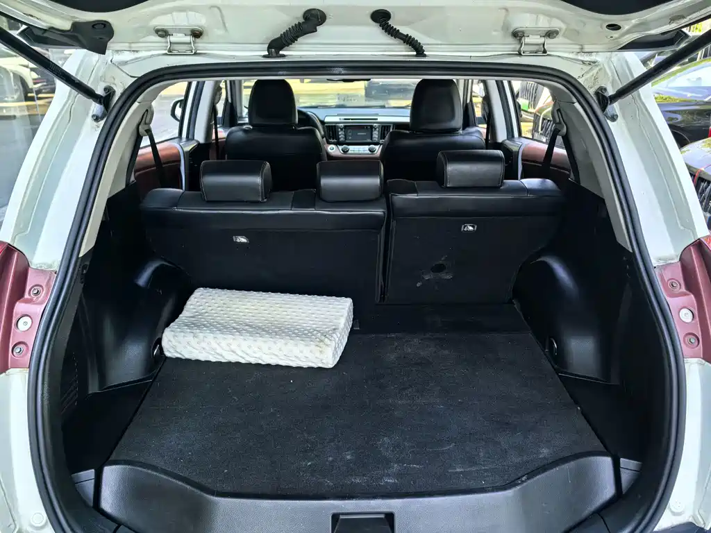 Toyota RAV4 — миниатюра 10