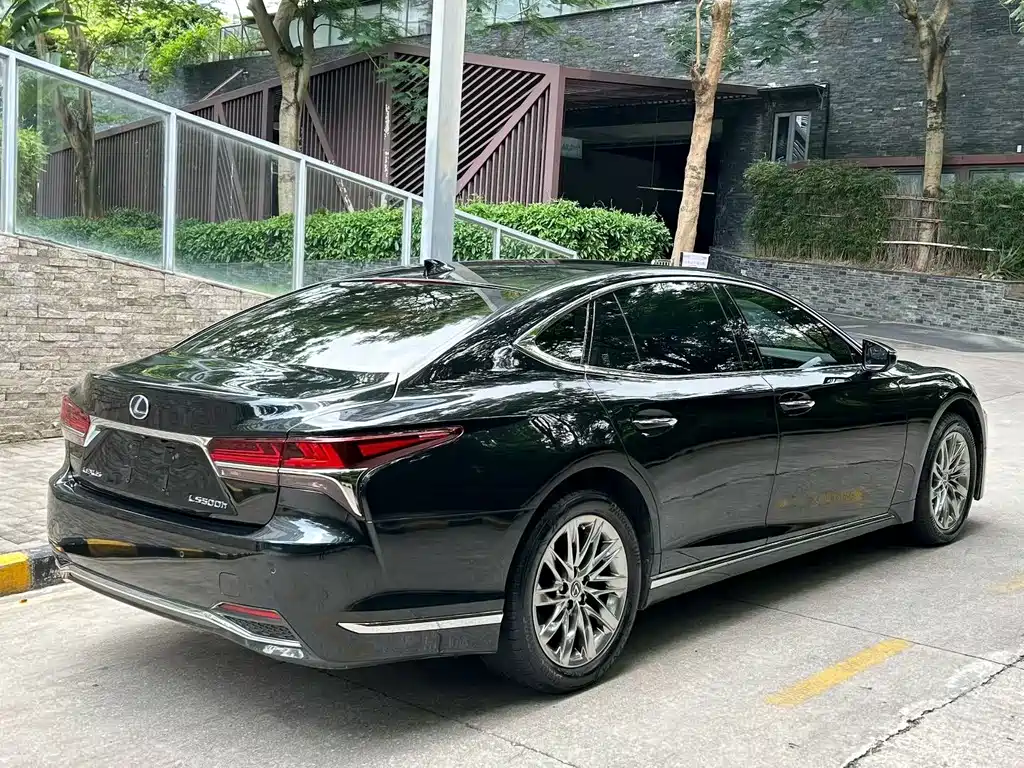 Lexus LS 2018 500h Luxury V