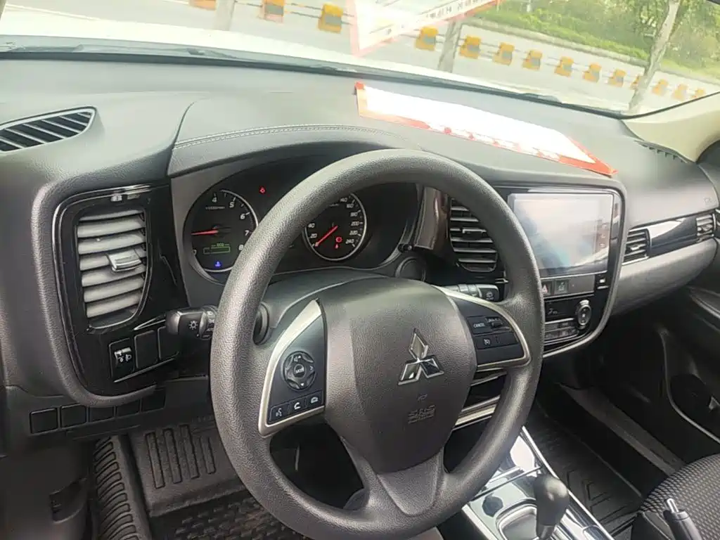 Mitsubishi Outlander — миниатюра 10
