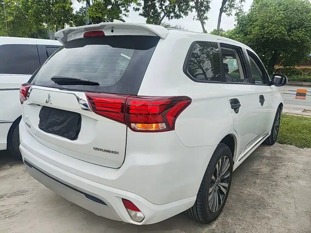Mitsubishi Outlander — миниатюра 7