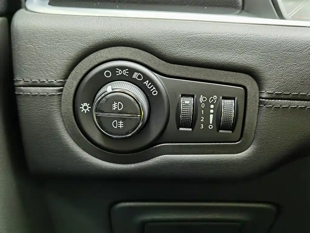 Jeep Grand Commander — миниатюра 21
