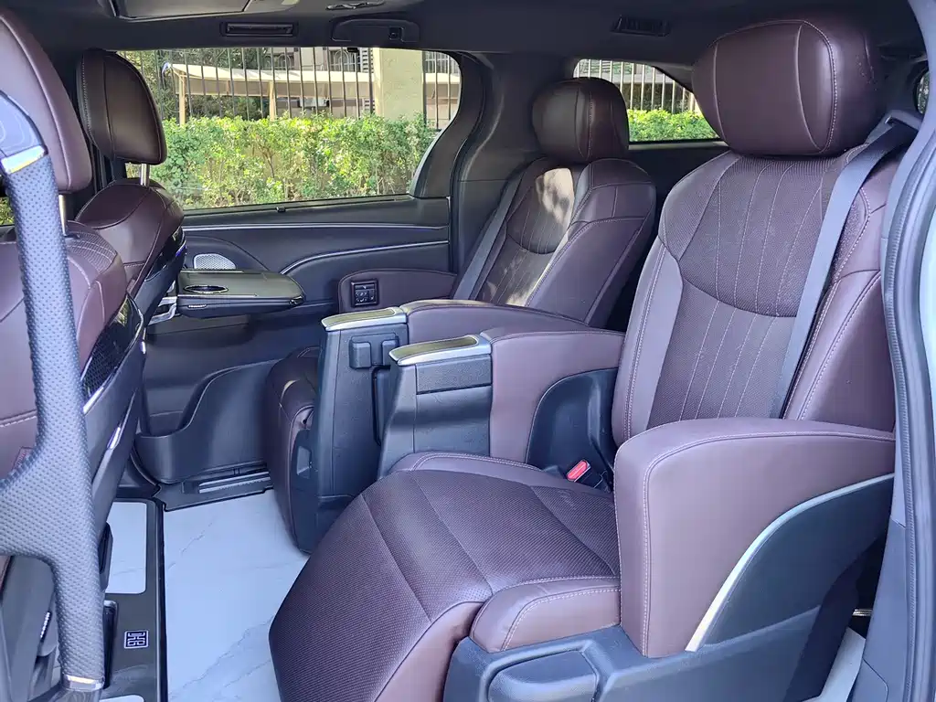 Toyota Granvia — миниатюра 10