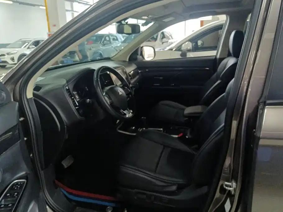 Mitsubishi Outlander — миниатюра 9