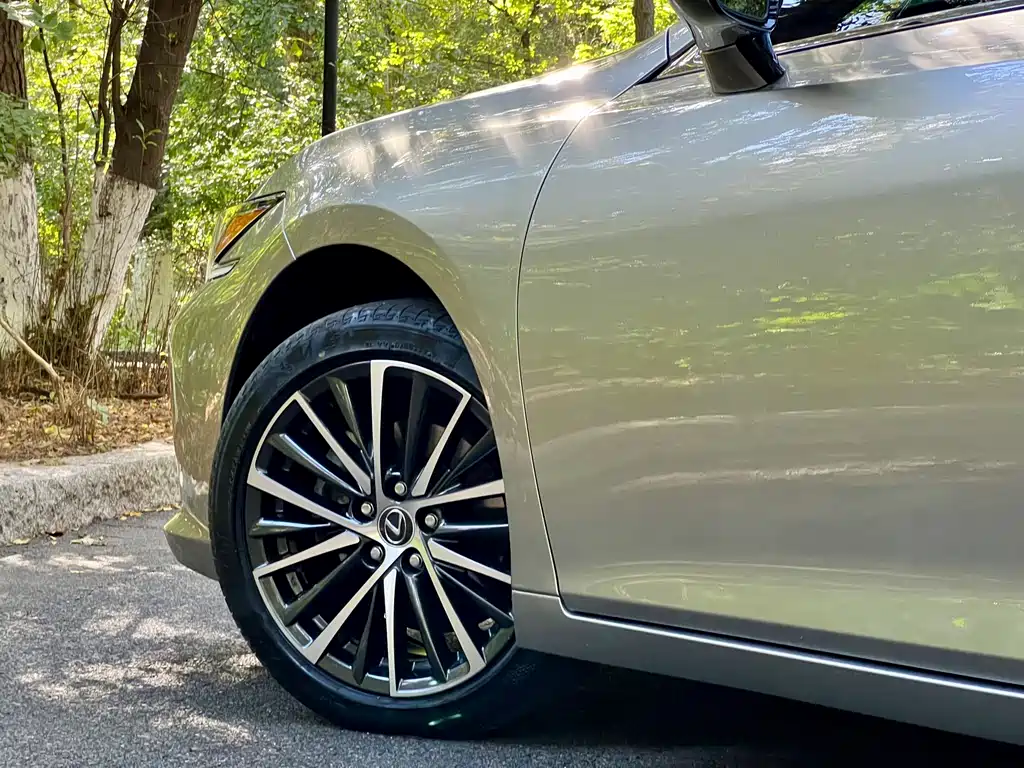Lexus ES — миниатюра 11