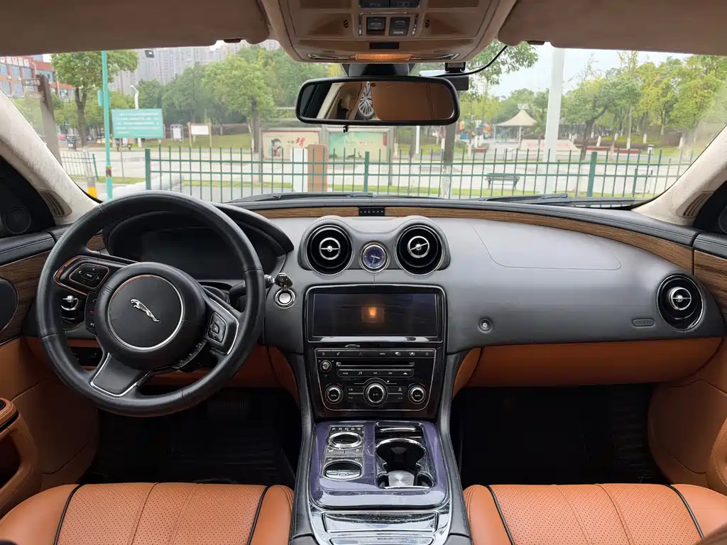Jaguar XJ — миниатюра 5