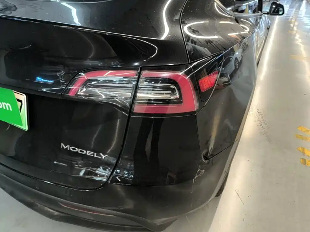 Tesla Model Y — миниатюра 8
