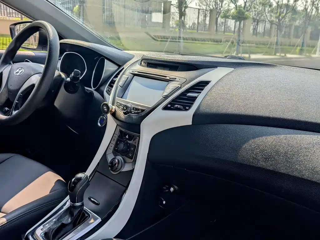 Hyundai Elantra Langdong — миниатюра 6